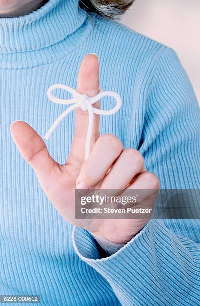 reminder knot on finger - string finger stock pictures, royalty-free photos & images