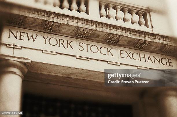 new york stock exchange - balustrade stock photos et images de collection