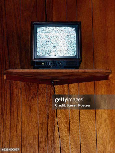portable tv and wood paneling - estática - fotografias e filmes do acervo