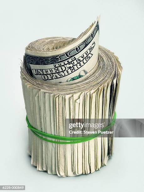 roll of 100 dollar bills - liasse de billets photos et images de collection