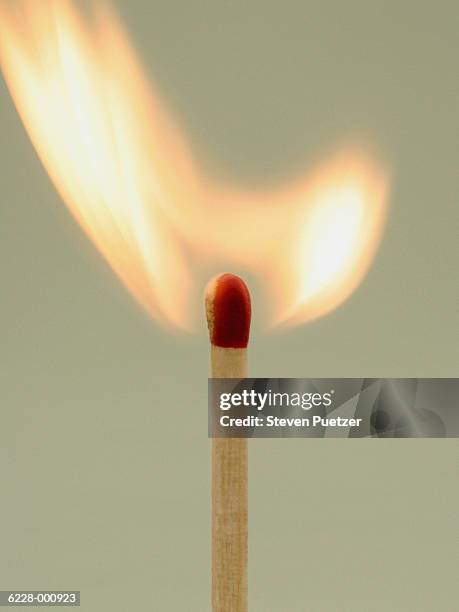 burning match - streichhölzer stock-fotos und bilder