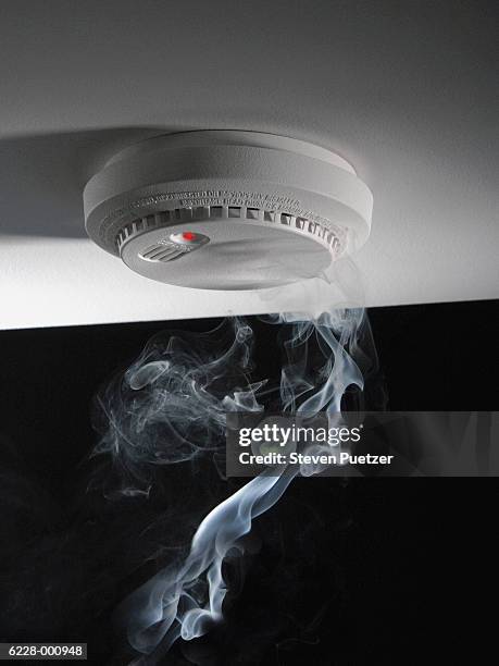 smoke and smoke alarm - detector de humo fotografías e imágenes de stock