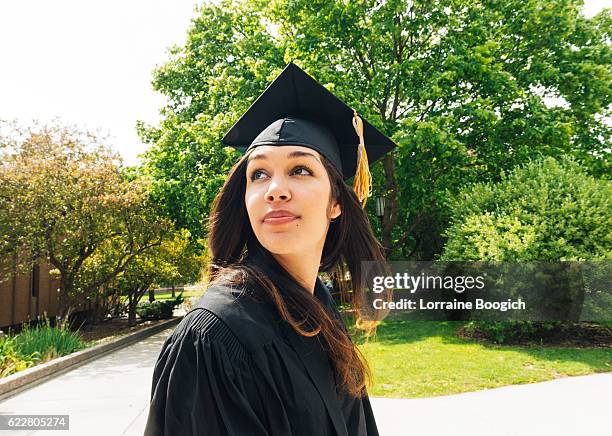Jóvenes hermosas mujeres hispanas estadounidenses esperanzadas celebran el Día de graduación ee.uu.