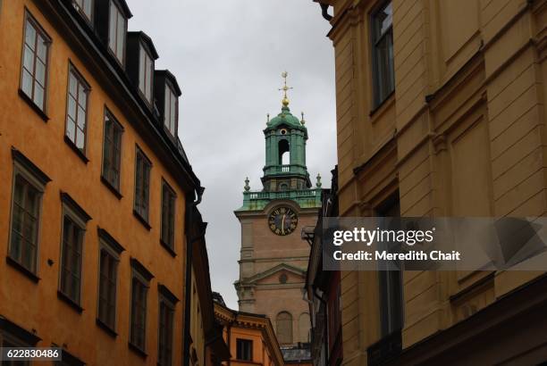 stockholm cathedral through the buildings - catedral de estocolmo - fotografias e filmes do acervo