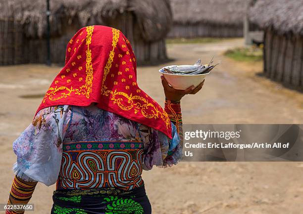 Panama, San blas islands, Mamitupu, Kuna indian woman carrying fish in a bowl on April 16, 2015 in Mamitupu, Panama.
