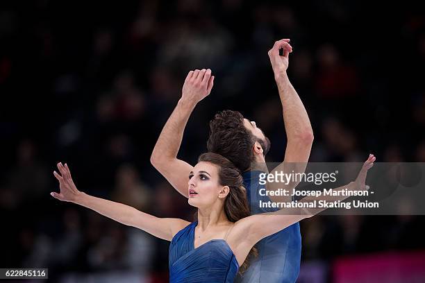 Gabriella Papadakis and Guillaume Cizeron of France compete during Ice Dance Free Dance on day two of the Trophee de France ISU Grand Prix of Figure...