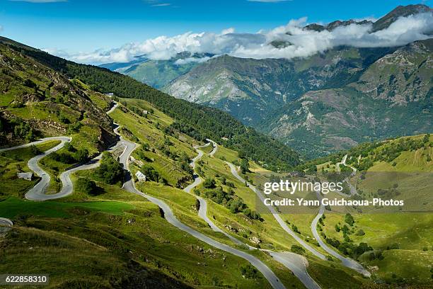 the road up to luz ardiden, hautes pyrenees, france - occitanie - fotografias e filmes do acervo