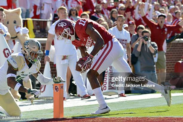 Wide receiver Dede Westbrook the Oklahoma Sooners scores a touchdown in front of safety Chance Was of the Baylor Bears on November 12, 2016 at...