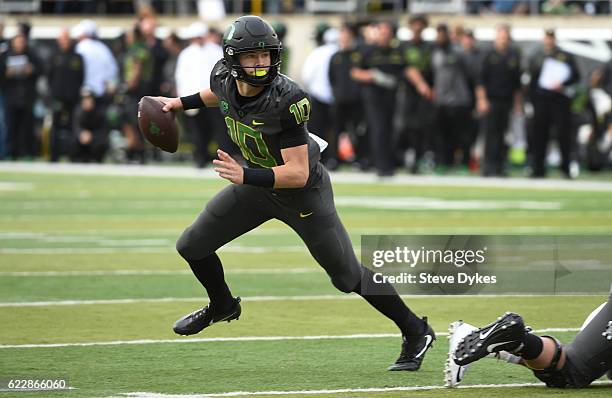 Quarterback Justin Herbert of the Oregon Ducks passes the ball during the second quarter of the game against the Stanford Cardinal at Autzen Stadium...