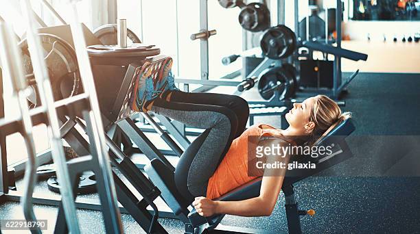 leg press exercise. - exercise equipment 個照片及圖片檔