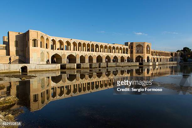 khaju bridge on the zayandeh river, isfahan, iran - isfahan stock pictures, royalty-free photos & images