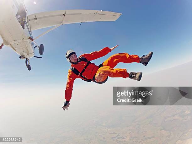 clumsy parachutist - parachute jump stockfoto's en -beelden