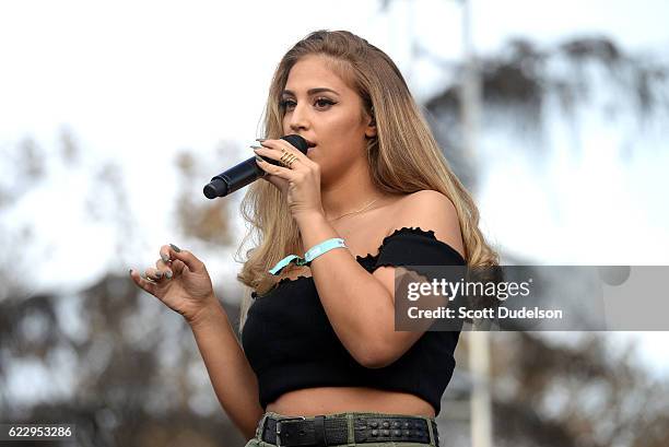 Singer Baraz 341 Alina Baraz Stock Photos, High-Res Pictures, and Images - Getty Images