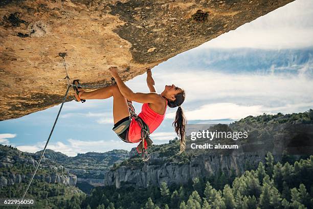 bergsteigerin in margalef katalonien spanien - felsklettern stock-fotos und bilder