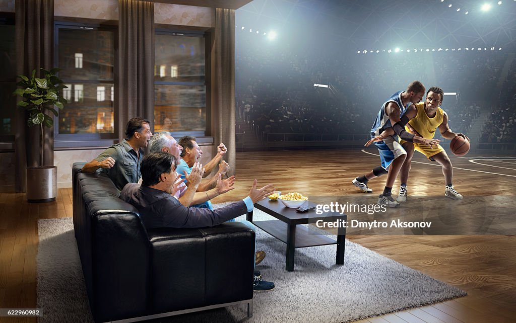 自宅で非常に現実的なバスケットボールの試合を見て大人