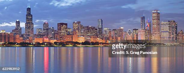vista panorámica de los edificios de la ciudad por la noche - chicago illinois fotografías e imágenes de stock