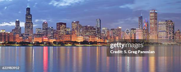 panorama notturno skyline di chicago - chicago illinois foto e immagini stock