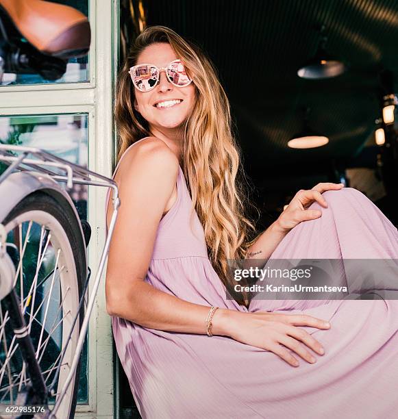 chica feliz con una bicicleta - estilo boho fotografías e imágenes de stock