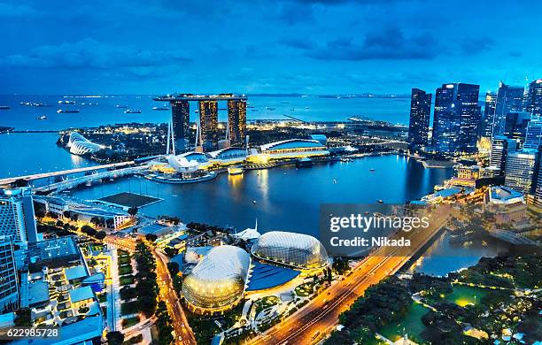 vista aérea singapura, marina bay ao anoitecer - baía de marina singapura - fotografias e filmes do acervo