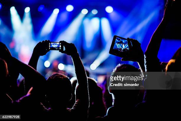 concerto di musica  - networks shining a light concert foto e immagini stock