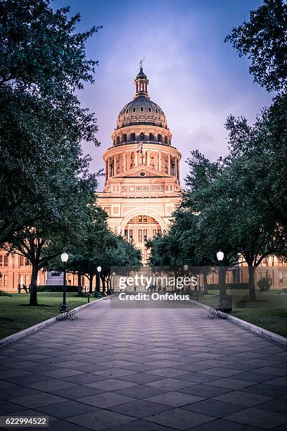 texas state capitol building in austin beleuchtet - texas state capitol stock-fotos und bilder