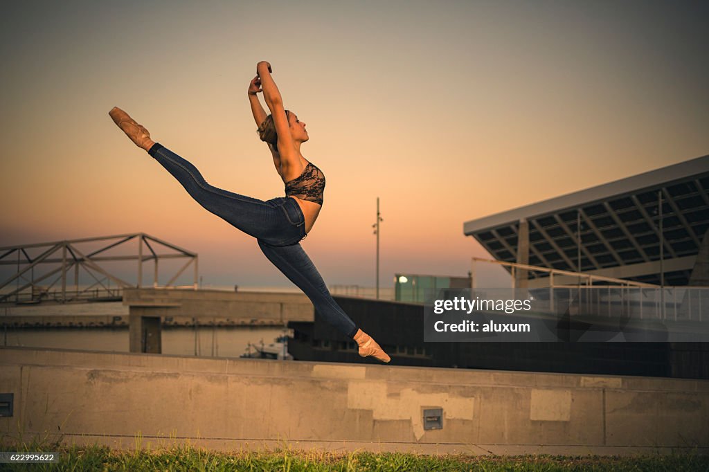 Bailarina saltando en la ciudad