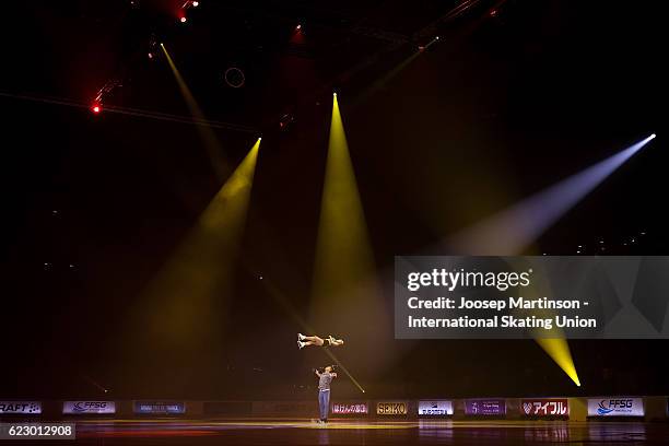 Marissa Castelli and Mervin Tran of the United States performe during Gala Exhibition on day three of the Trophee de France ISU Grand Prix of Figure...