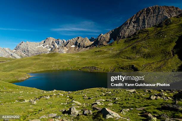 especieres lake, col des tentes, hautes pyrenees, france - hautes pyrenees stock pictures, royalty-free photos & images