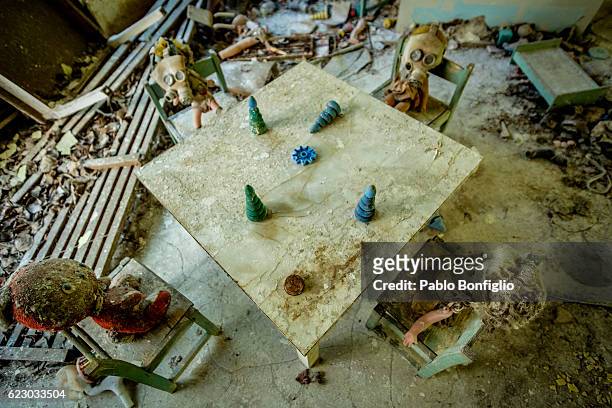 left behind dolls in abandoned kindergarden in the chernobyl exclusion zone, pripyat, ukraine - tjernobylolyckan bildbanksfoton och bilder