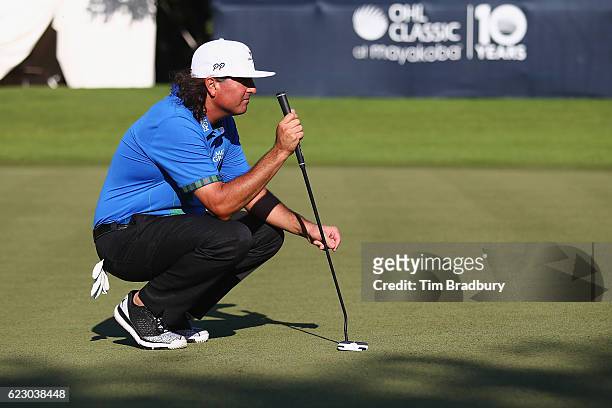 Pat Perez of the United States lines up a putt on the 18th green prior to winning the OHL Classic at Mayakoba on November 13, 2016 in Playa del...