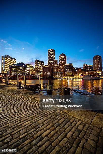 boston skyscrapers at night - boston massachusetts imagens e fotografias de stock