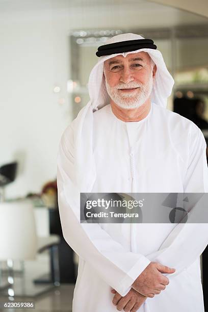 hombre mayor vestido con plato tradicional. - arab old man fotografías e imágenes de stock