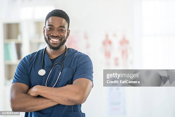 nurse working at the hospital - enfermeiro imagens e fotografias de stock