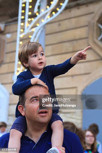 ragusa ibla, sicily: father and daughter at celebration of saint - offspring culture tourism festival stock pictures, royalty-free photos & images