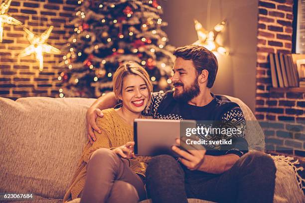 vous apportez le bonheur à la maison - date night romance photos et images de collection