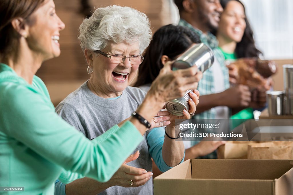 Glückliche Freundinnen engagieren sich ehrenamtlich bei Charity Food Bank