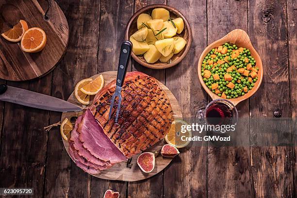 glazed holiday ham with cloves served for dinner - glazed ham stock pictures, royalty-free photos & images