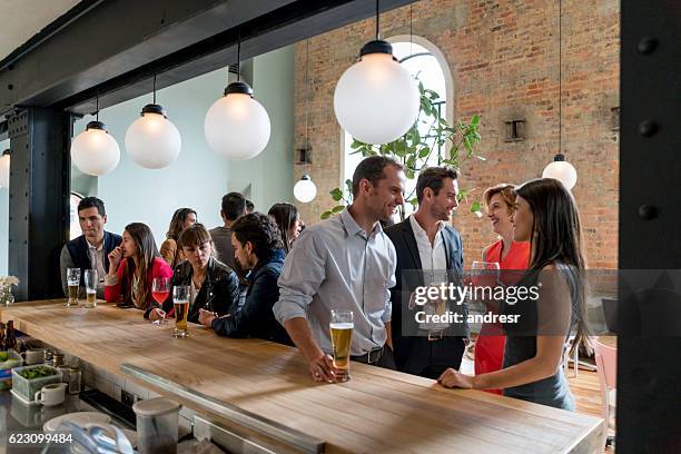 persone che bevono qualcosa in un ristorante - happy hour foto e immagini stock