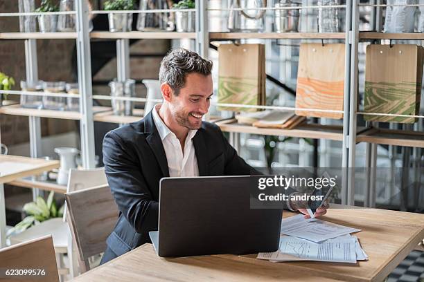 hombre de negocios que trabaja en un restaurante - friendly salesman fotografías e imágenes de stock