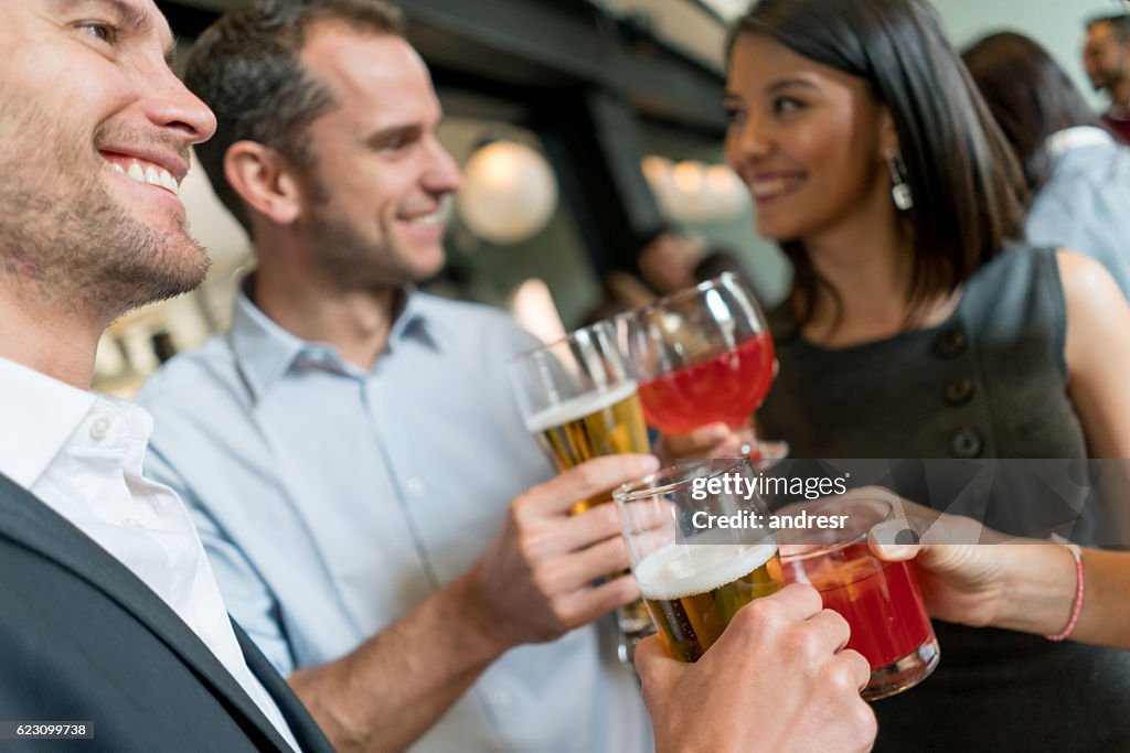 Gente tomando bebidas en un bar