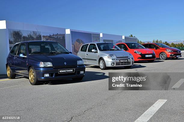 renault clio rs - four generations - old renault stock pictures, royalty-free photos & images