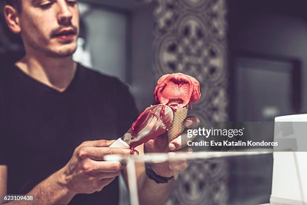 barman sert de la crème glacée - vendeur de glace photos et images de collection