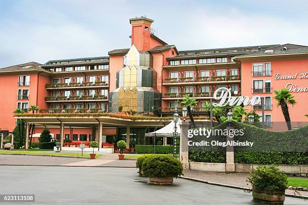 grand hotel dino a lago maggiore, baveno, italia. - baveno foto e immagini stock