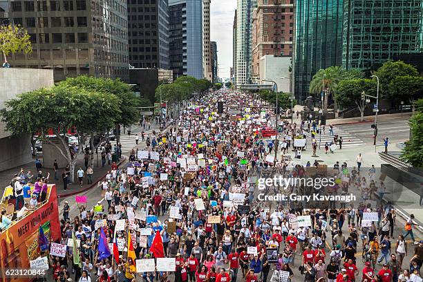 trump protest marsch, figueroa street downtown los angeles - proteste nach us wahl 2016 stock-fotos und bilder