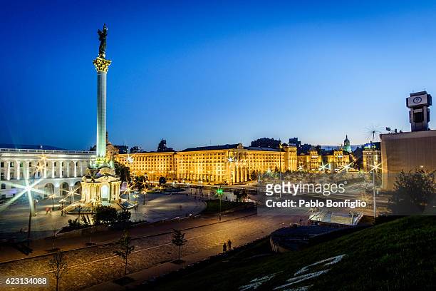 maidan nezalezhnosti central square in kiev, ukraine - kyiv stock-fotos und bilder