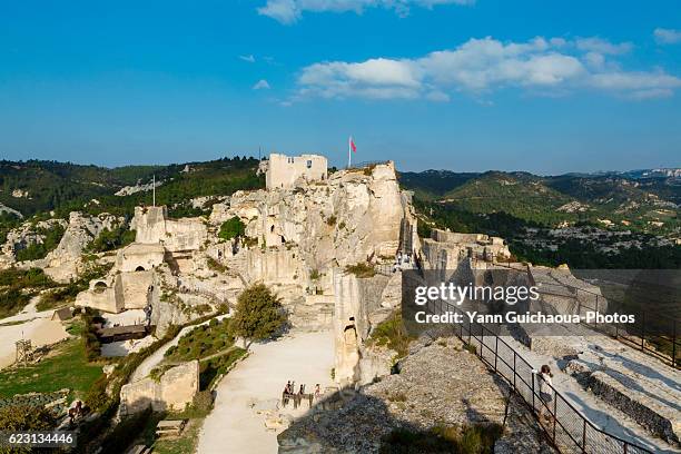 the medieval castle ruins, les baux de provence, paca, france - les baux de provence stockfoto's en -beelden