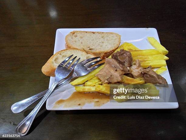 beef stew with french fries - ground beef stew stockfoto's en -beelden