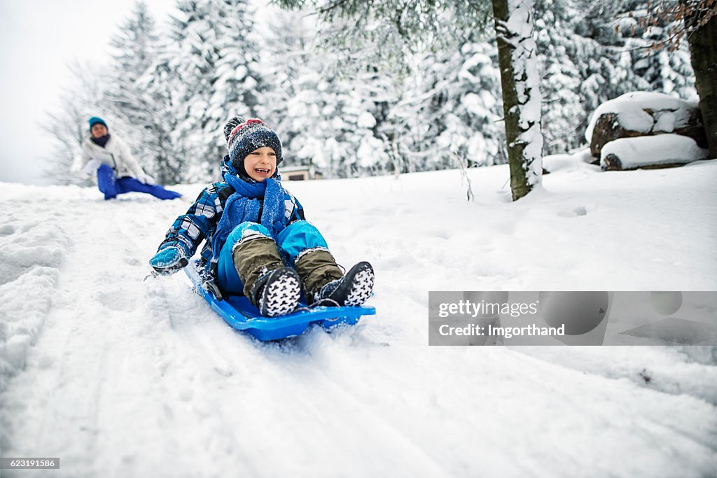 Mutter und Sohn spielen im Schnee