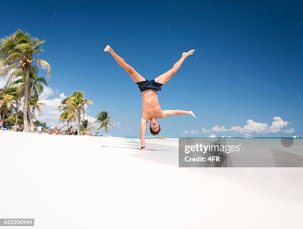 vacation vitality, stand de capoeira, tulum, mexique - handstand beach photos et images de collection