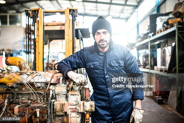 happiness mechanic on a garage - overall stockfoto's en -beelden